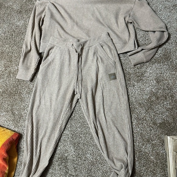 NWOT Alo Yoga Muse Women's Ribbed Knit Set ( Pants size M and Top Size L) - Picture 2 of 3